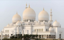 Посланник Аллаха (сас) сказал: поистине он от меня, а я от него.  Джабраил сказал: а я от вас двоих!  И тогда люди услышали голос который гласил: нет воина, кроме Али и нет меча, кроме Зульфикара! 