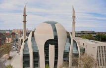 Первым ко мне у источника присоединится тот, кто первым принял ислам, Али Ибн Абу Талиб.